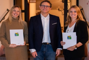 Foto „Urkunden Klimapakt Fischer“  Beständige Verbesserung – auch der firmeneigenen CO2-Bilanz: Sina Fischer, Sachbearbeiterin Personal, und Geschäftsführerin Sarah Fischer (von links) erhielten für die Fischer &amp; Söhne GmbH aus der Hand von Bürgermeister Martin Heilig Klimapakt-Urkunden des Freistaats für vorbildliche Maßnahmen in 2024. Foto: Georg Wagenbrenner