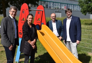 Der neue Spielplatz im Kelheimer Stadtteil Donaupark ist offiziell eröffnet. Im Bild v.l.n.r. Johann Auer (Geschäftsführer DPW), Marion Köglmeier (DPW), Landrat Martin Neumeyer, Kelheims Bürgermeister Christian Schweiger