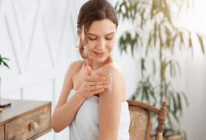 Mit pflegenden Mineralien aus dem Toten Meer lassen sich Hautprobleme oft deutlich lindern. Foto: djd/www.murnauers.de/marken/salthouse/Shutterstock/Prostock-studio