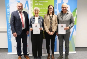 Der Landkreis Würzburg stellt sich für den Schutz von Waldameisen ab dem Jahr 2024 professionell auf: Landrat Thomas Eberth (links) und die Leiterin des Umweltamtes Edith Schulz (2. von rechts) haben Sylvia Höhne (2. von links) und Burkhard Helfrich als Ameisenheger in den ehrenamtlichen Dienst des Landkreises Würzburg gestellt.  Foto: Christian Schuster