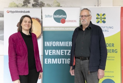 Elisabeth Ries, Referentin für Jugend, Familie und Soziales der Stadt Nürnberg, und Gebhard Schönfelder, Träger des Nürnberger Stifterpreises 2022.   Foto: Giulia Iannicelli/Stadt Nürnberg