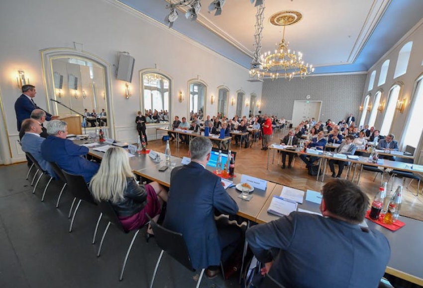 Die Frühjahrsvollversammlung 2022 der HWK für Oberfranken fand diesmal im Spiegelsaal der Harmoniesäle in Bamberg statt. Zu Gast waren Ministerpräsident Dr. Markus Söder und der Präsident des Zentralverbands des deutschen Handwerks (ZDH), Hans Peter Wollseifer.