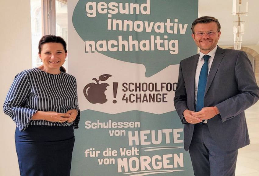 Oberbürgermeister Marcus König und Schulreferentin Cornelia Trinkl freuen sich über die Teilnahme am EU-Horizon 2020-Projekt „Schoolfood4Change“.  Bildnachweis: Eva Hesse / Stadt Nürnberg