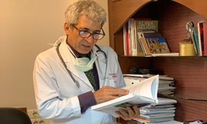 Görünmeyen düşmana karşı kıyasıya bir savaş veren Türk hekimlerinden Prof. Dr. Hüsnü Çelik’e ulaştık