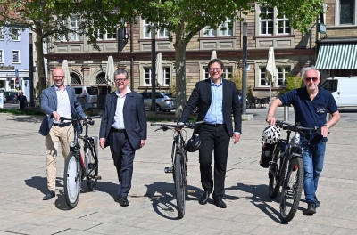 Gesundheit tanken: AOK-Direktor Alexand-er Pröbstle (links) gibt zusammen mit Kli-mabürgermeister Martin Heilig, Michael Bischofs vom vbw und Heinz Wallner vom ADFC den Startschuss in die Radlsaison 2022		   Urhebervermerk	Urhebervermerk © AOK	