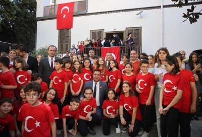 Yunanistan&#039;ın Selanik kentindeki Atatürk Evi&#039;nin bahçesinde, Türkiye Cumhuriyeti&#039;nin kuruluşunun 100. yılı dolayısıyla tören yapıldı. Törene çok sayıda kişi katıldı.