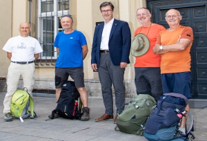 Ziel erreicht nach 17 Tagen: Die Brüder François, Michel, Philippe und Dominique Brachfogel (von links) auf den Spuren ihres Ahnen Gerome. Oberbürgermeister Christian Schuchardt (Bildmitte) hörte eine außergewöhnliche Reisegeschichte. Foto: Georg Wagenbrenner