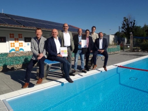 Die Kommunen in der Allianz Fränkischer Süden sind mit ihren Schwimmbädern zusammengerückt und bieten ein gemeinsames Jahresticket an. Das Bild zeigt die Bürgermeister (von links): Peter Juks, Helmut Krämer, Stefan Hemmerich, Roland Nöth, Roman Menth und Björn Jungbauer mit Landrat Thomas Ebert bei einem Treffen im Gelchsheimer Freibad am Gaubahnradweg.  Foto: Hanne Grimm