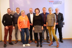 Landrat Thomas Eberth (Mitte) gratulierte kürzlich gemeinsam mit der Personalratsvorsitzenden Dr. Suzanne Klug (2. v. r.) und dem Leiter der Personalverwaltung, Andreas Dreßel (links), dem amtlichen Tierarzt Dr. Helmut Rösch (rechts) zu seinem 40-jährigen Dienstjubiläum. Mit Michael Müller (2. v. l.), Gudrun Wachholz (3. v. l.), Andrea Pfeuffer (Mitte) und Josef Ziegler (3. v. r.) wurden außerdem vier Mitarbeitende in den wohlverdienten Ruhestand verabschiedet.     Foto: Sarah Fuhrmann