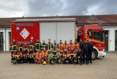 14 Feuerwehrmänner haben den Lehrgang „Träger von Chemikalienschutzanzügen“ erfolgreich abgeschlossen.  Foto: Manuel Weiß,  FFW Kelheim-Stadt