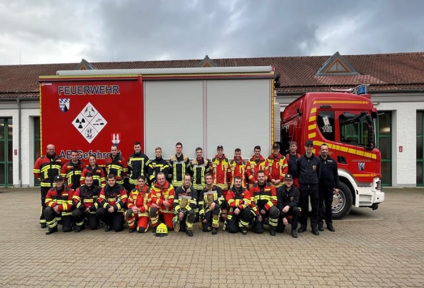 Freiwillige Feuerwehr Landkreis Kelheim: Erfolgreicher Lehrgang „Träger von Chemikalienschutzanzügen“