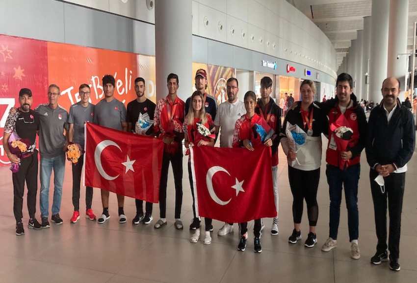 Dünya Şampiyonası'nda tarihi başarı elde eden genç atletler yurda döndü