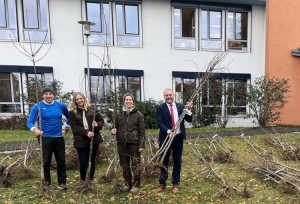 Neue Obstbäume für die Vielfalt im Landkreis Würzburg. Bürgerinnen und Bürger, die sich am Streuobstmarkt einen Baum-Gutschein gesichert hatten, konnten sich kürzlich ihre Bäume abholen. Bei der Ausgabe ebenfalls im Einsatz, von rechts: Landrat Thomas Eberth, Jessica Tokarek, Kreisfachberaterin für Gartenkultur und Landespflege, Streuobstberaterin Lena Wunderlich und Christian Wendel. Foto: Michael Grönert