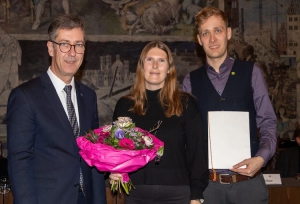 Marie Büchner mit Oberbürgermeister Christian Schuchardt und dem scheidenden Stadtrat Lukas Weidinger. Foto: Weiß