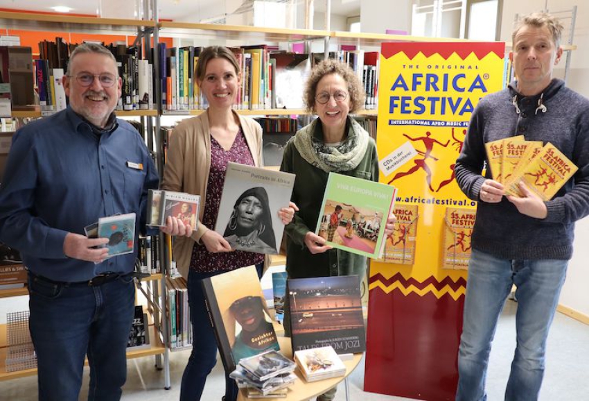 Africa Festival überreicht der Stadtbücherei ein umfangreiches Medienpaket