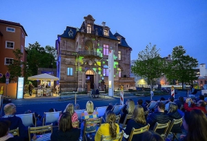 Die 3D-Mappingshow Elysium der Berliner Künstlergruppe RE:SORB bespielte anlässlich der Blauen Nacht 2022, der langen Nacht der Kunst und Kultur, farbexplosiv drei Gebäude des Nürnberger Hauptmarkts inklusive der Frauenkirche. Foto: Uwe Niklas