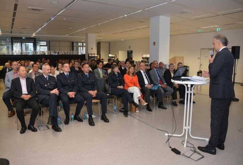 Frankfurt Havaalanı Federal Polis Teşkilatı „Bundespolizei“  Görev ve Yetkileri İle İlgili Kamuoyunu Bilgilendirdi