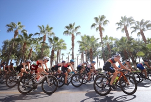 Avrupa Triatlon Kupası&#039;nın ikinci yarışı olan Yenişehir Triatlonu, Mersin&#039;deki ikinci gün müsabakalarıyla devam etti. Adnan Menderes Bulvarı ve sahil bandında devam eden organizasyonun ikinci gününde; elitler kategorisinde yarışlar gerçekleştirildi.