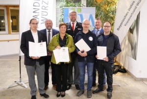 Mitglieder des BRK-Kreisverbands Würzburg und des THW im Landkreis Würzburg wurden von Landrat Thomas Eberth (2.v.l.) für 25 Jahre Engagement geehrt.   Foto: Christian Schuster