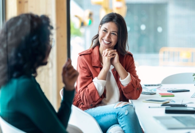 Ein Bewerbungsgespräch ist immer ein Dialog, bei dem auch der Arbeitgeber auf dem Prüfstand steht. Foto: djd/GFN/nenetus - stock.adobe.com