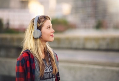 Musik ist meist entspannend, aber auch anstrengend für die Ohren, wenn man sie zu lange und zu laut hört.  © PantherMedia / Yuri Arcurs      