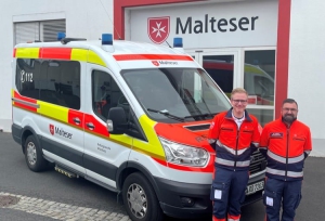 Die beiden Malteser Maximilian Röhl und Nico de Vivo freuen sich auf ihre erste Nachtschicht mit ihrem Krankentransportwagen. Foto: Manuel Schmitt, Malteser