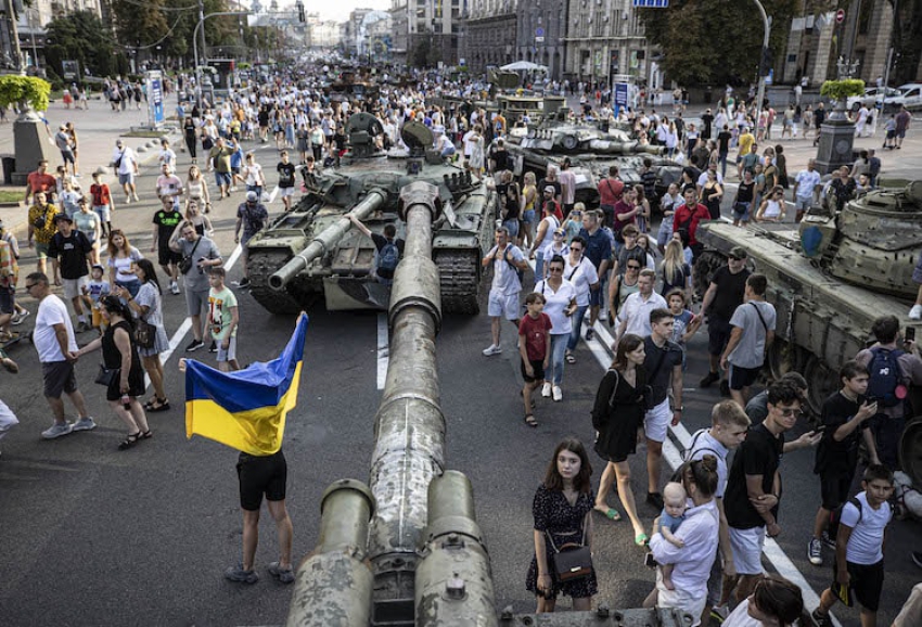 Ukrayna tarafından ele geçirilen Rus askeri zırhlıları Kiev&#039;de sergileniyor