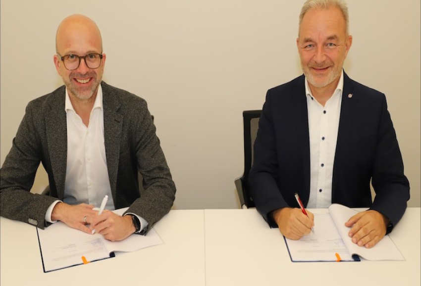AWO-Geschäftsführer Martin Ulses (rechts) und AOK-Direktor Alexander Pröbstle haben die Vereinbarung nun offiziell besiegelt.  © AOK