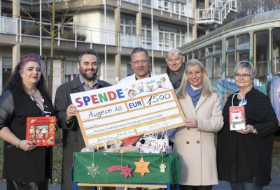 Foto: Gabriele Trzka (l.) und Radisa Dudic (2. v. l.) überreichen Geschenke und einen Spendenscheck für das neue Kinderklinikum Nürnberg mit Geburtshilfe. Schirmherrin Karin Baumüller-Söder (2. v. r.), Pflegedienstleitung Judith Peltner (r.), Chefarzt Dr. Karl Bodenschatz (3. v. l.) und Fundraising-Leiter Dr. Stephan Kolb (3. v. r.) nehmen die Gaben erfreut entgegen. Quelle: Giulia Iannicelli, Klinikum Nürnberg