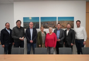 Zu Besuch beim Bauverein mit Architekt Joachim Perleth, Aufsichtsratsvorsitzender Ralf Hofmann, die beiden Vorstände Dominik Ebert und Birgit Umhöfer, Aufsichtsrätin Isabella Walter, MdBs Brian Nickholz und Markus Hümpfer, Referent Holger Schmitt