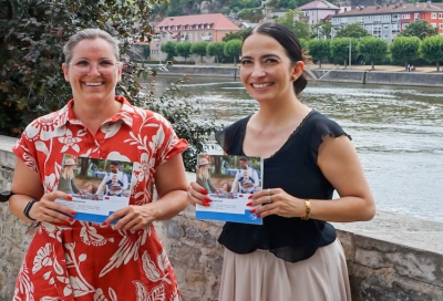 Sozialreferentin Dr. Hülya Düber (re.) und Heike Hergenröther (Sachgebiet Familie und Jugend) legen den Familienwegweiser allen Familien ans Herz, er bietet einen Rundumblick mit Tipps, Angeboten, Ansprechpartnern, Leistungen in vielen Lebenslagen von Geburt bis Seniorenalter. Text und Foto: Claudia Lother