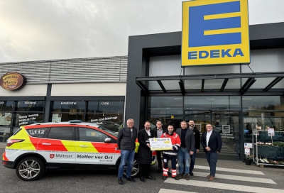 Scheckübergabe an den Malteser Hilfsdienst Abersfeld, v.l.n.r.: EDEKA-Kaufmann Burkhard Pfister, MdB Markus Hümpfer, EDEKA-Kaufmann Herbert Pfrang, Stefan Saal von den Maltesern Abersfeld, Bürgermeister Stefan Rottmann, Verkaufsleiter Jurij Larin, Vertriebsleiter Tino Nolte.  Bild: Holger Schmitt