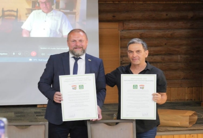 Landrat Thomas Eberth (links) und Landrat Niv Viezel unterzeichneten die Erneuerung der Partnerschaftsvereinbarung zwischen den Landkreisen Würzburg und Mateh Yehuda. Damit setzen sie die im Jahr 1997 entwickelten Beziehungen in den Bereichen Kultur, Wirtschaft, Tourismus, Sport und Landwirtschaft fort. Digital zugeschaltet war Klaus Rostek, der die Landkreispartnerschaft als Gründungsmitglied seit 1997 eng begleitet und immer weiter vertieft. Foto: Lucas Kesselhut