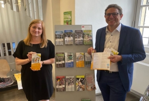 Bürgermeister und Leiter des Umwelt- und Klimareferats Martin Heilig und Annett Rohmer, Klimaanpassungsmanagerin der Stadt Würzburg, präsentieren Hitzeschutz-Tipps. Foto: Gerhard Schmid