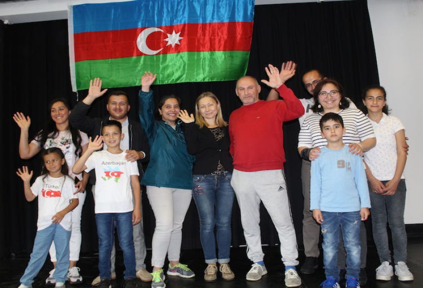 Azerbaycanlı çocukların gösterisine büyük ilgi