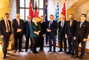 Europastädte im Austausch: Oberbürgermeister Christian Schuchardt, Hebert Hofauer (Bürgermeister Altötting AD), Krzysztof Stanowski (Leiter der Abteilung Internationale Beziehungen, Lublin), Marzena Cuprjak-Wagner (Mitarbeiterin Büro Internationale Beziehungen, Czestochowa), Joanna Iskierka (Leiterin des Büros für Corporate Governance, Czestochowa), Krzysztof Matyjaszzyk (Bürgermeister Czestochowa), Ralf Arnemann (Stadtrat, Stadt Darmstadt), Michal Kopriva (Leiter der Abteilung Internationale Beziehungen, Stadt Würzburg) und Roman Jaborkhel, (Stellvertretender Leiter des Büros Internationale Beziehungen der Stadt Lublin). Foto: Georg Wagenbrenner