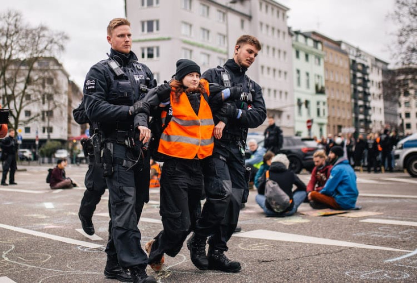 Almanya'nın birçok şehrinde iklim aktivistleri gösteri yaptı
