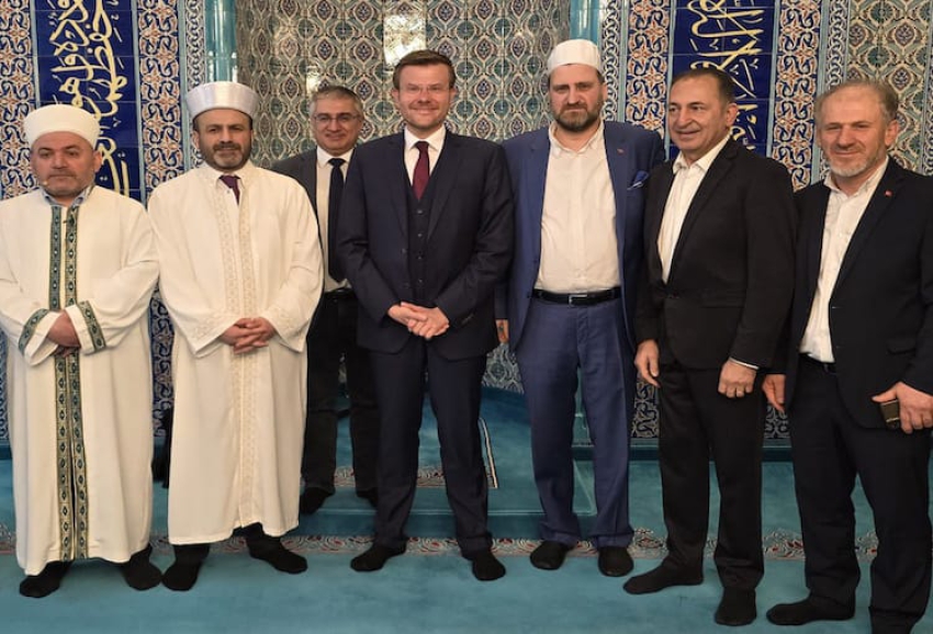 Büyükşehir Belediye Başkanı König, DİTİB Camii’ni ziyaret etti ve cemaatle bayramlaştı