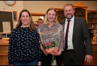 Die Geschäftsführerin des Kreisverbands für Gartenbau und Landespflege Jessica Tokarek, Streuobstberaterin Lena Wunderlich mit dem 1. Vorsitzenden des Kreisverbandes, Landrat Thomas Eberth.