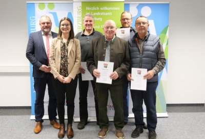 Landrat Thomas Eberth (von links) und die Leiterin des Umweltamts am Landratsamt Würzburg Edith Schulz freuen sich über fortlaufendes Engagement für den Naturschutz: Die Naturschutzwächter Heinz Rittinger, Josef Lurz, Harald Biedermann und Karlheinz Hornung bleiben für eine weitere Amtszeit von drei Jahren Naturschutzwächter des Landkreises Würzburg.  Foto: Christian Schuster