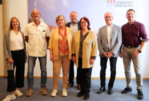 Mit Werner Reichert (2. v. l.), Marlene Scholz (3. v. l.), Julie Kremser (3. v. r.) und Norbert Goth (2. v. r.) wurden kürzlich vier Mitarbeitende des Landratsamtes Würzburg in den wohlverdienten Ruhestand verabschiedet. Landrat Thomas Eberth (Mitte) bedankte sich gemeinsam mit Verena Spörlein vom Personalrat (1. v. l.) und Andreas Dreßel (1. v. r.), Leiter der Personalverwaltung, für das langjährige Engagement. Foto: Sarah Fuhrmann