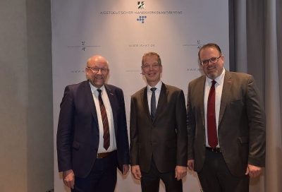 Der neu gewählte WHKT Arbeitnehmer-Vizepräsident Alexander Hengst (rechts) mit WHKT Präsident Berthold Schröder (links) und WHKT Geschäftsführer Andreas Oehme