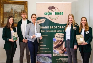 Dritte Bürgermeisterin Judith Jörg (3.v.li) inmitten VertreterInnen der Schülerfirma „cycle of bread“ der Klara-Oppenheimer-Schule. „cycle of bread“ produziert und vermarktet vegane Cracker aus gerettetem Brot. Foto: Lena Metzger