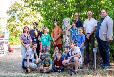 Bild v.r. Christian Strohalm (stv. Leiter FB Schule), Alban Schraut (Rektor Mönchbergschule), Bildhauer Marco Schraud, ganz links Deutschlehrerin Xenia Le-Quesne aus Chile, Musiklehrer Moritz Jost, vorne Elena Del Cuvillo, Studentin des Erasmus+-Programms der Universität Würzburg mit der Universität Cadíz/Spanien mit Schülerinnen und Schülern aus der Ukraine.