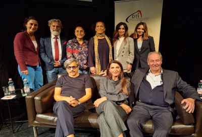 Gizem Weber (hinten v.l.), Mehmet Kiliç, Zahra Alibabanezhad Salem, Andrea Baroncioni, Sengül Engelhorn und Bahar Deniz sowie Muhsin Omurca (vorne v.l.), Hülya Ayağlar und Franz Egle. © Tanja Capuana