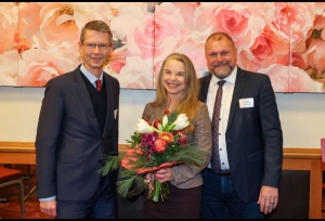 Schweinfurts Oberbürgermeister Sebastian Remelé (links, stellvertretender Vorsitzender der Region Mainfranken GmbH) und Landrat Thomas Eberth (rechts, Vorsitzender der Region Mainfranken GmbH) verabschiedeten Geschäftsführerin Åsa Petersson, die sich neuen beruflichen Aufgaben widmen möchte. Foto: Rudi Merkl