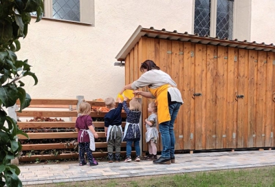 Geschlossene Kreisläufe in Gaukönigshofen. Mit dem neuen Kompost am Haus für Kinder können die Abfälle der Bio-Frischeküche zu wertvollem Humus reifen. Foto: Janina Herrmann