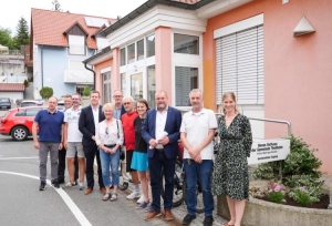 Vor dem neuen Rathaus der Gemeinde Theilheim trafen sich beim Gemeindebesuch des Landrats (v.l.n.r.): Gemeinderat Dr. Georg Sonnek, Kreisbrandrat Michael Reitzenstein, Gemeinderat Marcus Stoll, Geschäftsbereichsleiter Tobias Barth, Gemeinderätin Marita Gläßel, Stabsstellenchef Michael Dröse, Gemeinderat Bernhard Bell, Gemeinderätin Tatjana Schmitt, Landrat Thomas Eberth, Erster Bürgermeister Thomas Herpich und Zweite Bürgermeisterin Karoline Ruf. Foto: Tim Großmüller