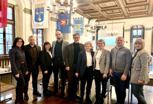 Oberbürgermeister Christian Schuchardt (Mitte) begrüßt die Gäste im Wappensaal. Von links nach rechts: Julia Spivak (Stadt Würzburg), Vovodymyr Zakhozhyi (Stadt Lutsk), Larysa Karpjak (Stadt Lutsk), Vitalii Bondar (Stadt Lutsk), (Stadt Würzburg), Iryna Maruniak (Stadt Lviv), Valentyna Bartoshyk (Stadt Lviv), Taras Kubai (Stadt Lviv), Mariana Diuhanchuk (Stadt Lviv) Foto: Anastasia Schmid