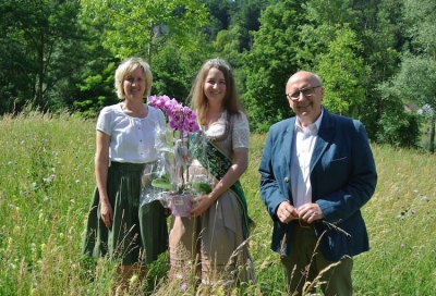 Vorsitzende Petra Högl (Kreisrätin, MdL), Abensberger Spargelkönigin Anna Holzer und Landrat Martin Neumeyer.  Foto: Sonja Endl, Landratsamt Kelheim